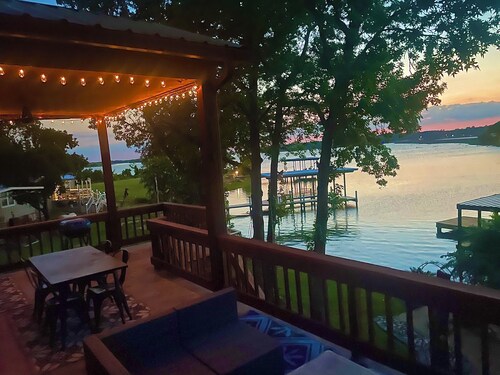 Waterfront, Boat Dock, Great Fishing - Long Term Renters Welcome - Sleeps 9