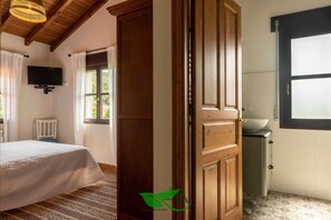 4 Schlafzimmer, Schreibtisch, Bügeleisen/Bügelbrett, Reisekinderbett