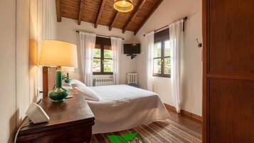 4 slaapkamers, een bureau, een strijkplank/strijkijzer, reisbedje