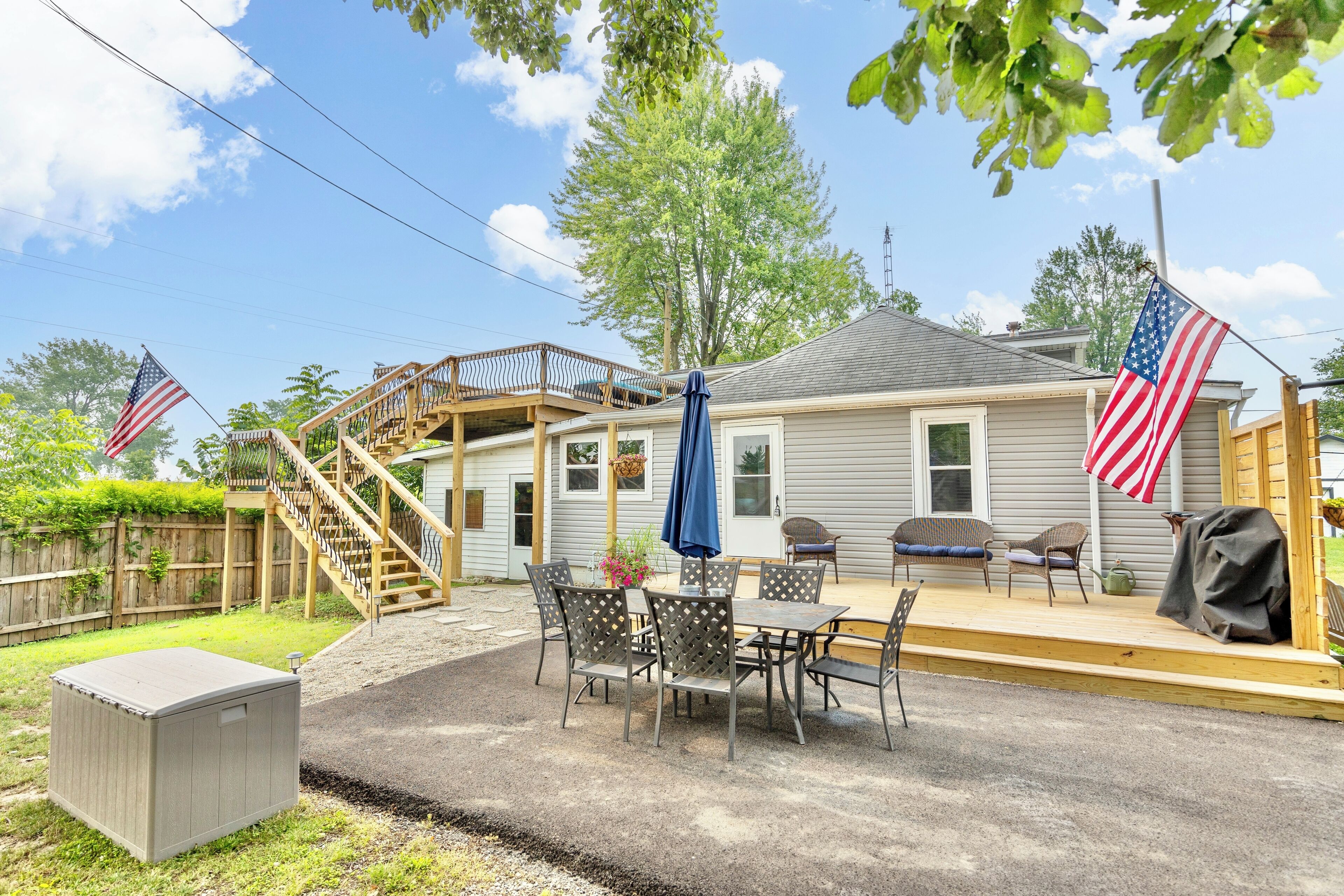 Gorgeous, newly remodeled lake house overlooking the Lake !! YEAR ROUND RENTAL 