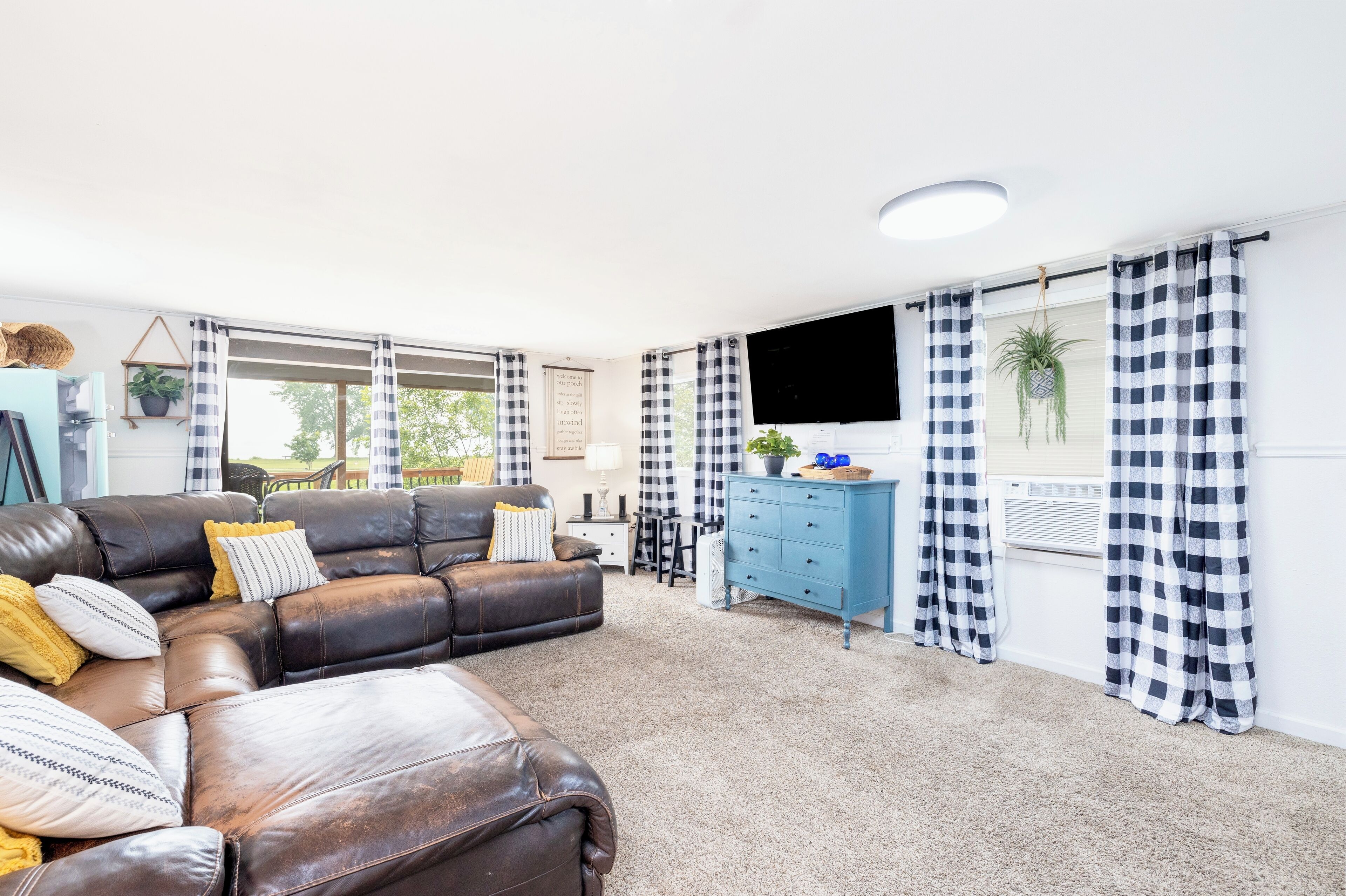 Gorgeous, newly remodeled lake house overlooking the Lake !! YEAR ROUND RENTAL 