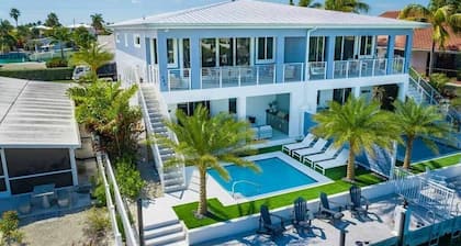 4 BR 4 BA, Private Pool, Paddleboards, Bikes, Lots of Great Amenities!