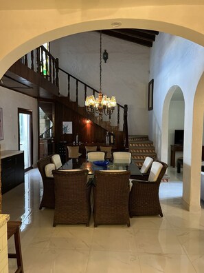 Dining - Large, Private/Gated Home in Golden Zone. Pool, Big Yard & 3 blocks to beach! (Bucerías)