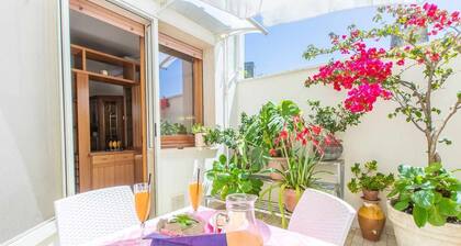 200m historical center, private patio, ac, 8'drive to the beaches.