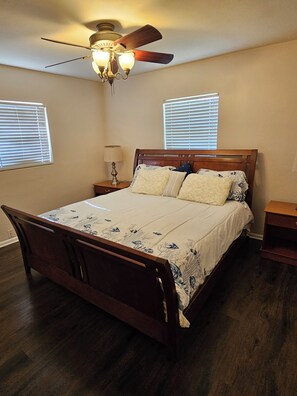 3 slaapkamers, een strijkplank/strijkijzer, gratis wifi, beddengoed