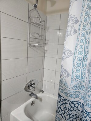 Ensemble baignoire-douche, serviettes fournies, savon, shampooing