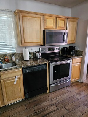 Een koelkast, een magnetron, een oven, een kookplaat