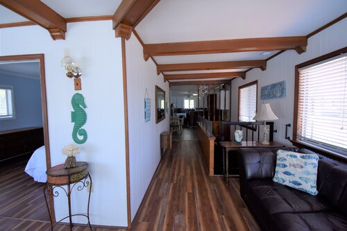 Spacious 2 bedroom apartment with free parking