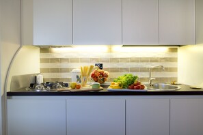 Réfrigérateur, micro-ondes, plaque de cuisson, bouilloire électrique