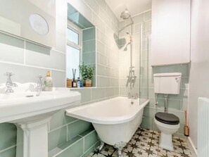 Appartement, 2 queensize bedden | Badkamer | Een bad/douchecombinatie, een diep bad, een haardroger, handdoeken