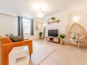 Apartment, 2 Queen Beds | Living area | 30-inch TV with digital channels - Inviting 2-bed Garden Apartment Cheltenham (Cheltenham)
