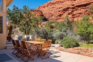 Outdoor dining - Gorgeous Home Filled with Natural Light, Stylish Design, Amazing Views! Lavish (Sedona)