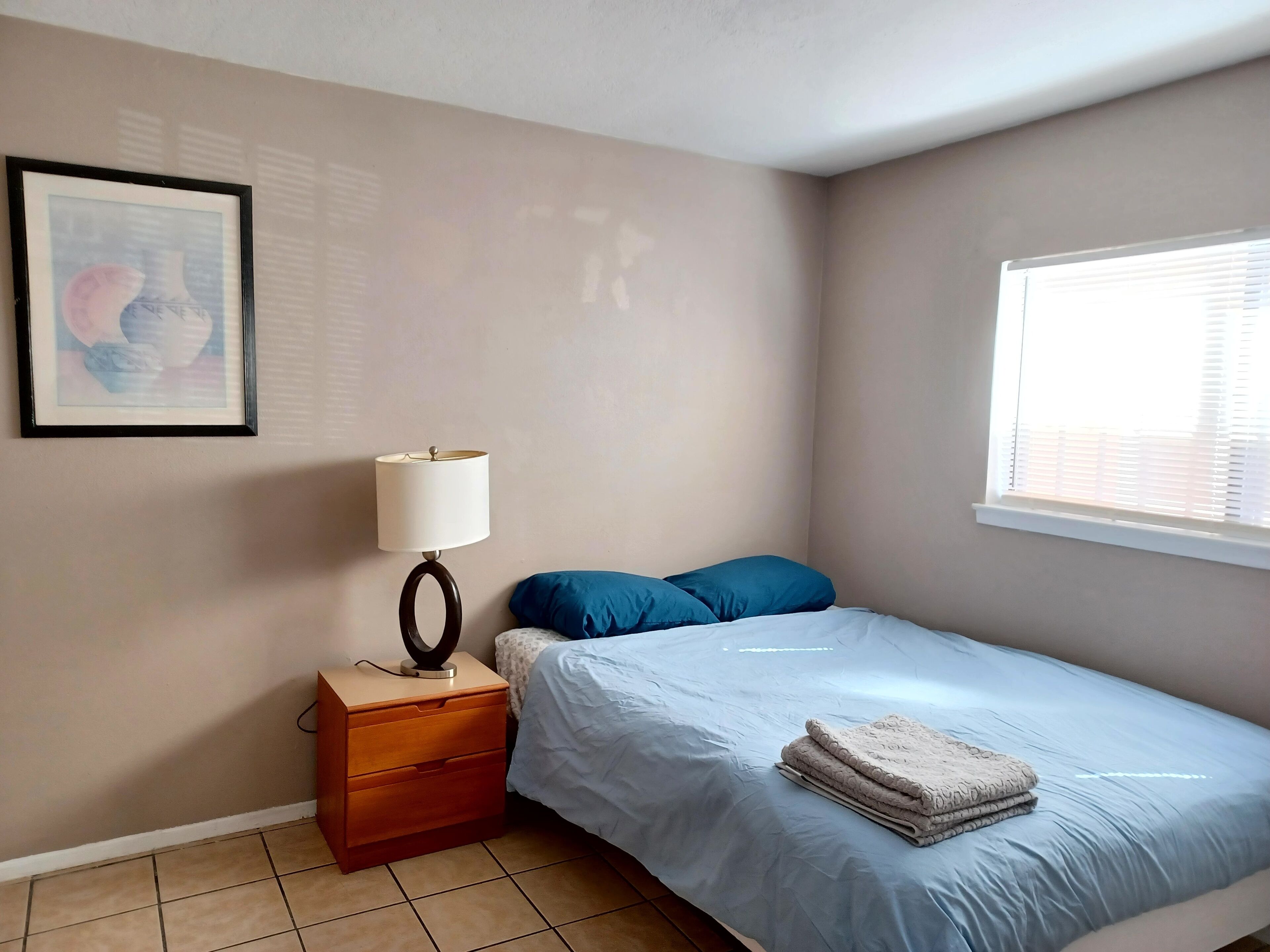 Centrally located, updated modern apt, free parking, restos,I-25, airport 41