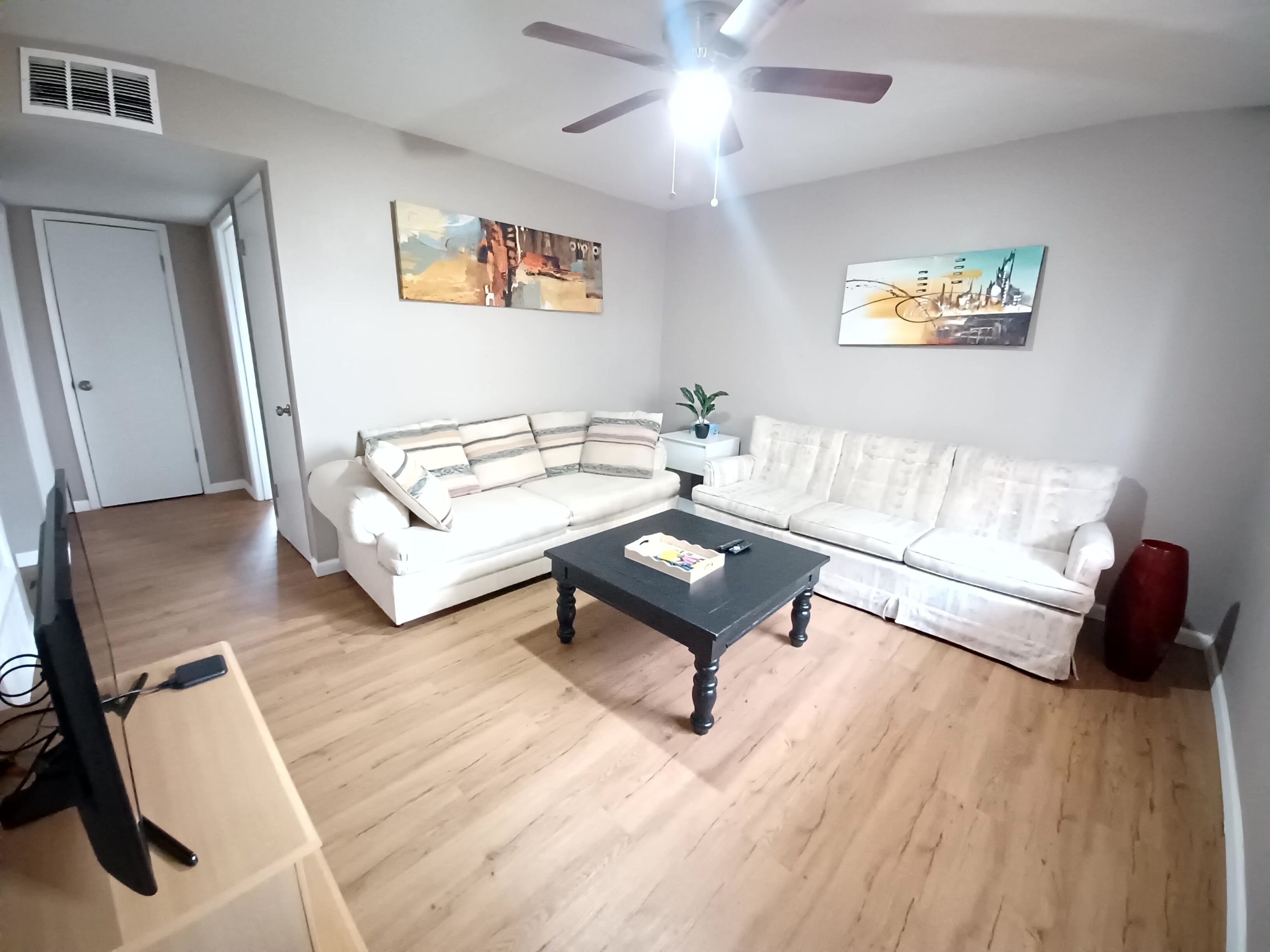 Centrally located, updated modern apt, free parking, restos,I-25, airport 41