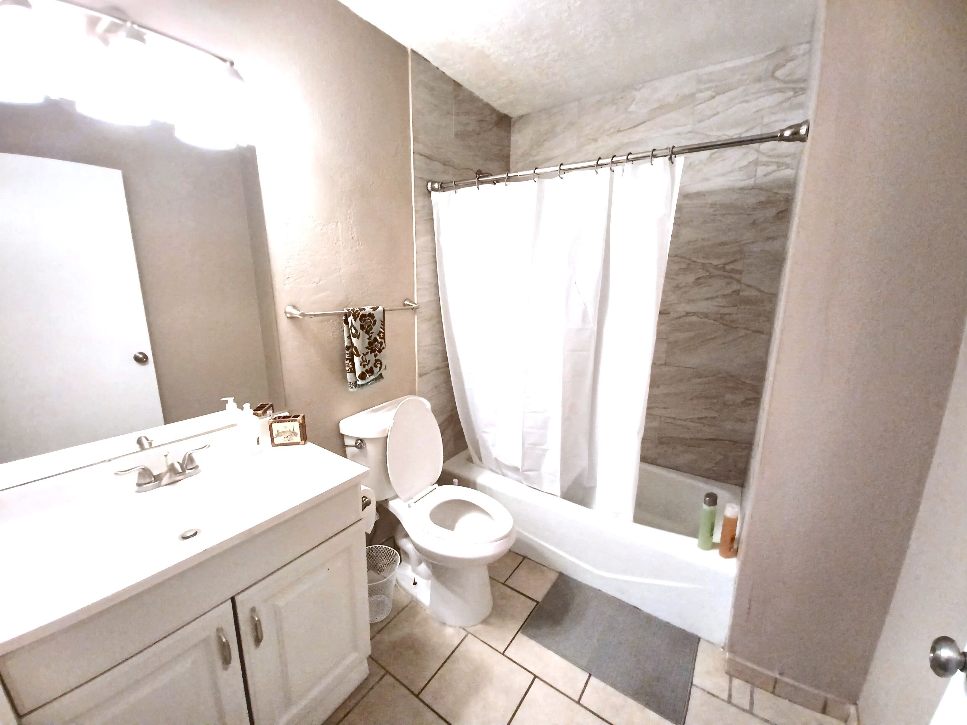 Centrally located, updated modern apt, free parking, restos,I-25, airport 41