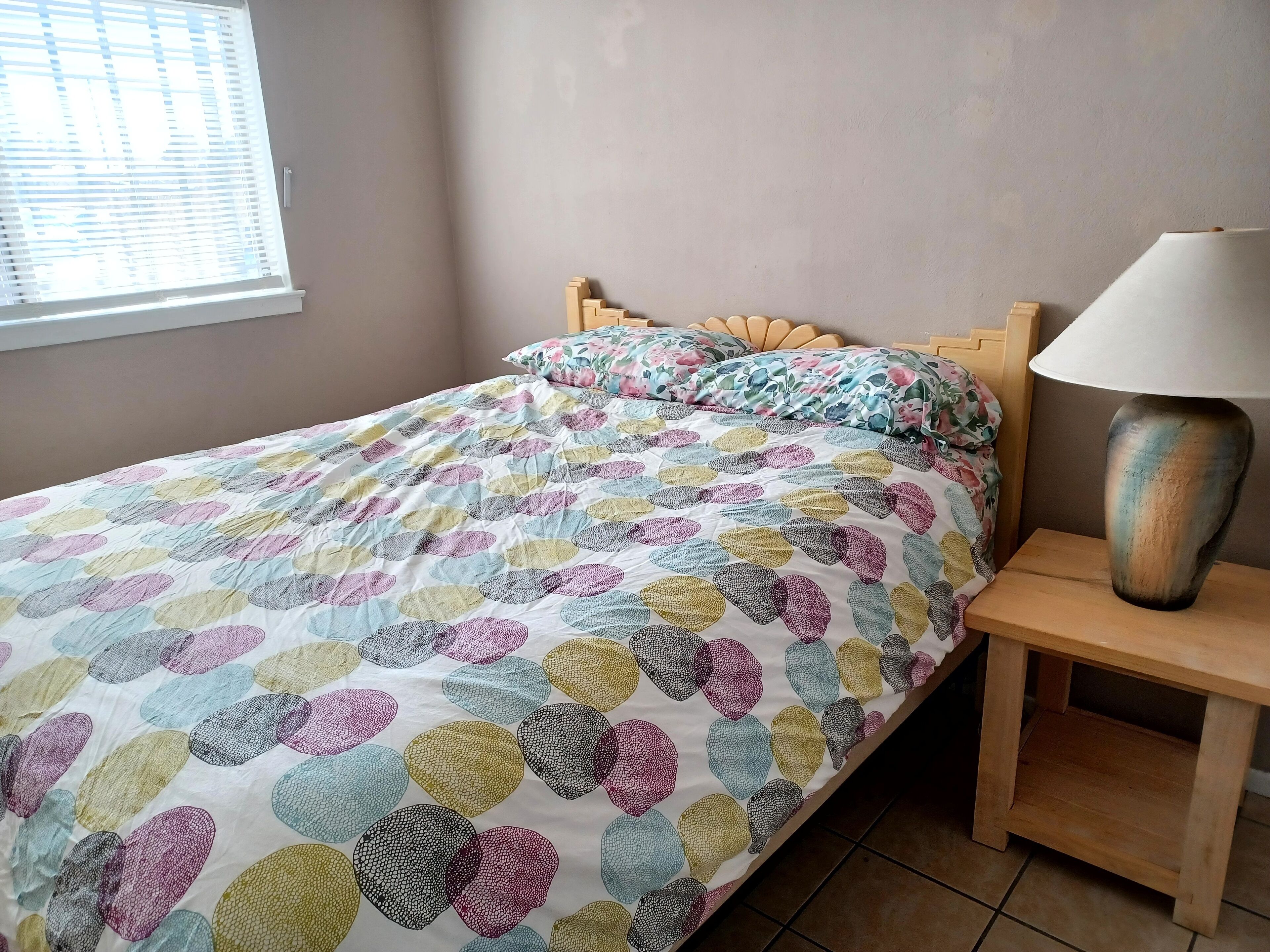 Centrally located, updated modern apt, free parking, restos,I-25, airport 41