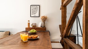 Ein Holztisch mit Frühstücksgegenständen, eine gerahmte Karte von Lissabon und eine rustikale Holzkonstruktion.