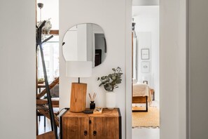 2 habitaciones, escritorio, tabla de planchar con plancha y wifi 