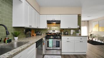 雪櫃、微波爐、焗爐、爐具