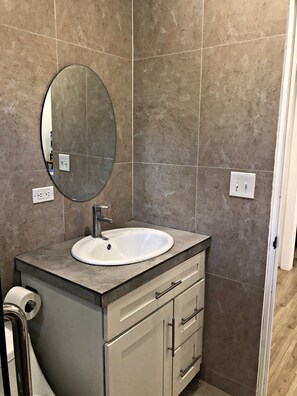 Douche, serviettes fournies, papier toilette