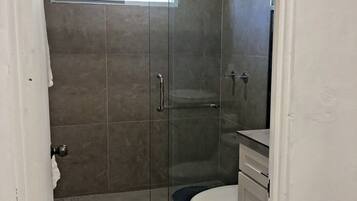 シャワー、タオル、トイレットペーパー