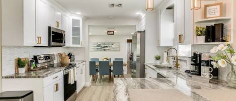 Jääkaappi, mikroaaltouuni, uuni, liesi