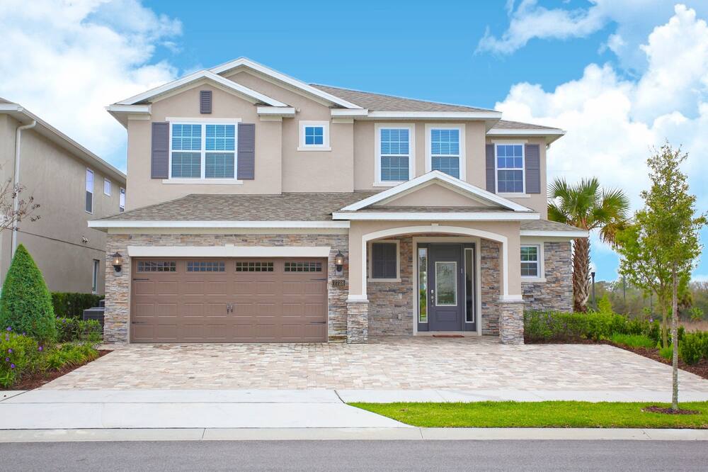 NEW 9br Villa with private pool and home theater.