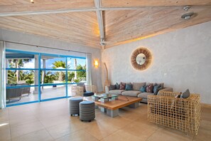 Flat-screen TV, books, stereo - Les Palmiers Bleus | Ocean Front - Located in  Tropical Terres Basses with Private Pool (Les Terres Basses)