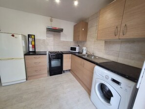 Apartamento | Cozinha privada | Geladeira, micro-ondas, fogão, cooktop