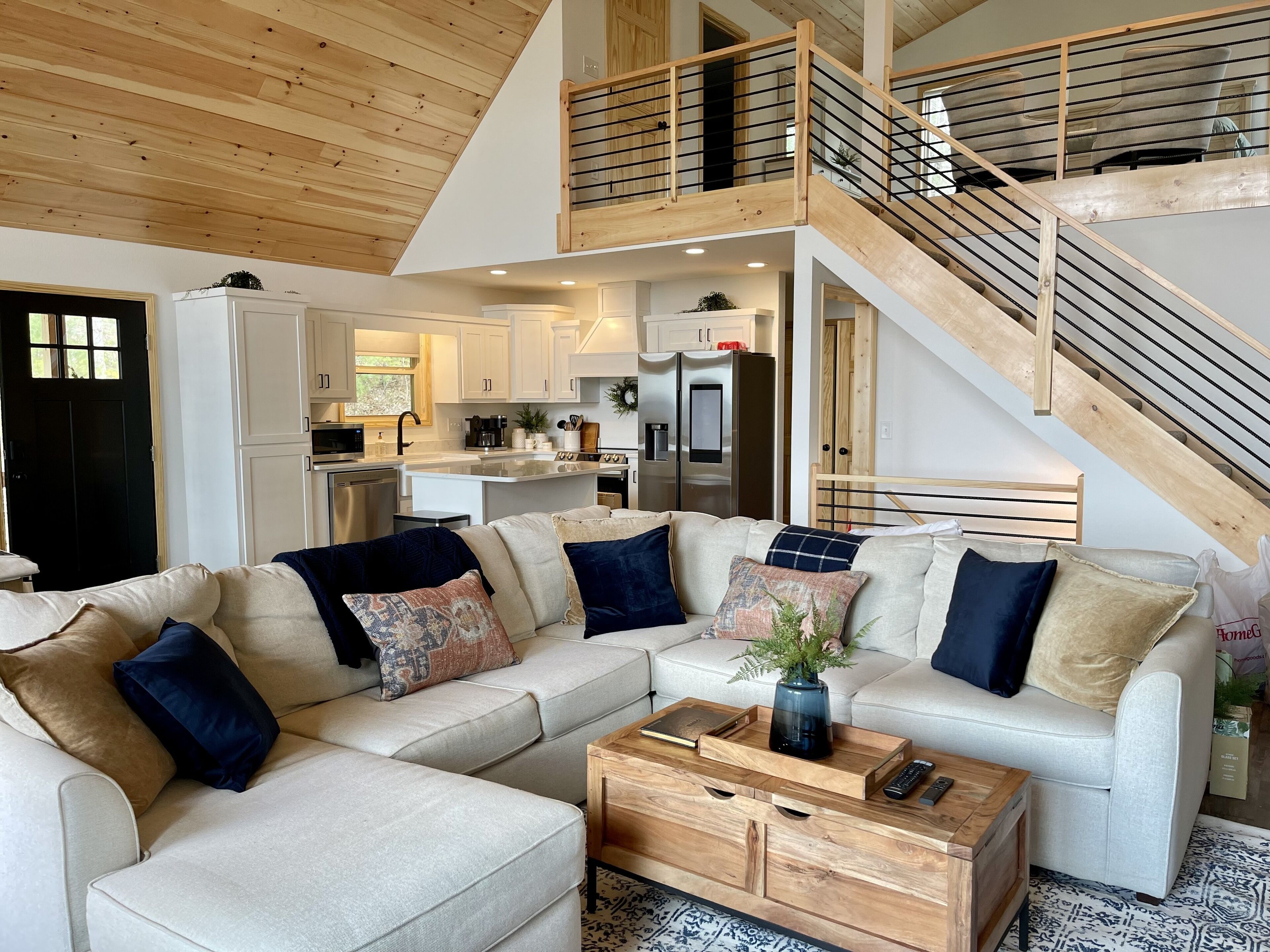 BRAND NEW w/ hot tub, fire pit, ping pong & views in NC Mountains!