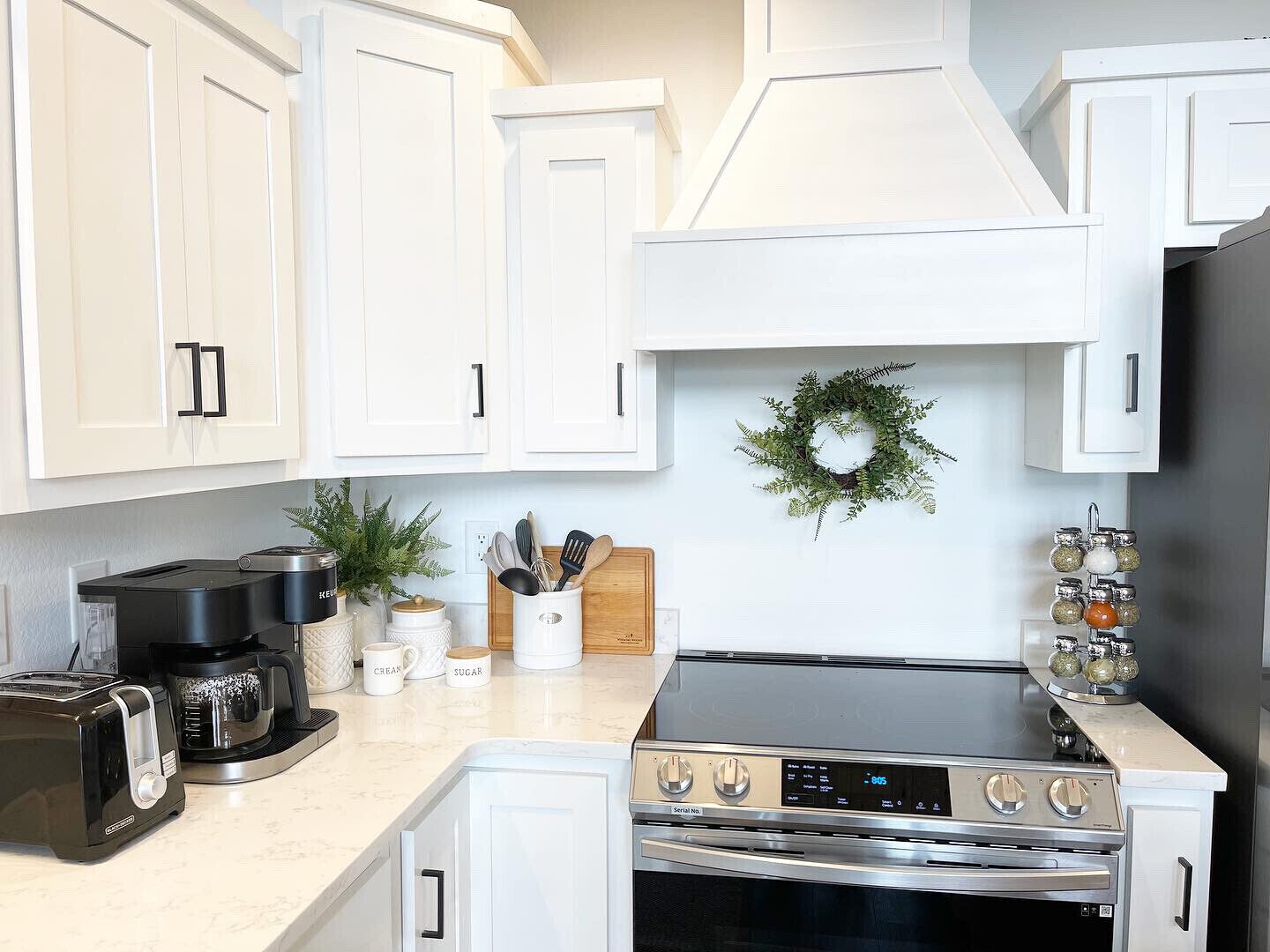 BRAND NEW w/ hot tub, fire pit, ping pong & views in NC Mountains!