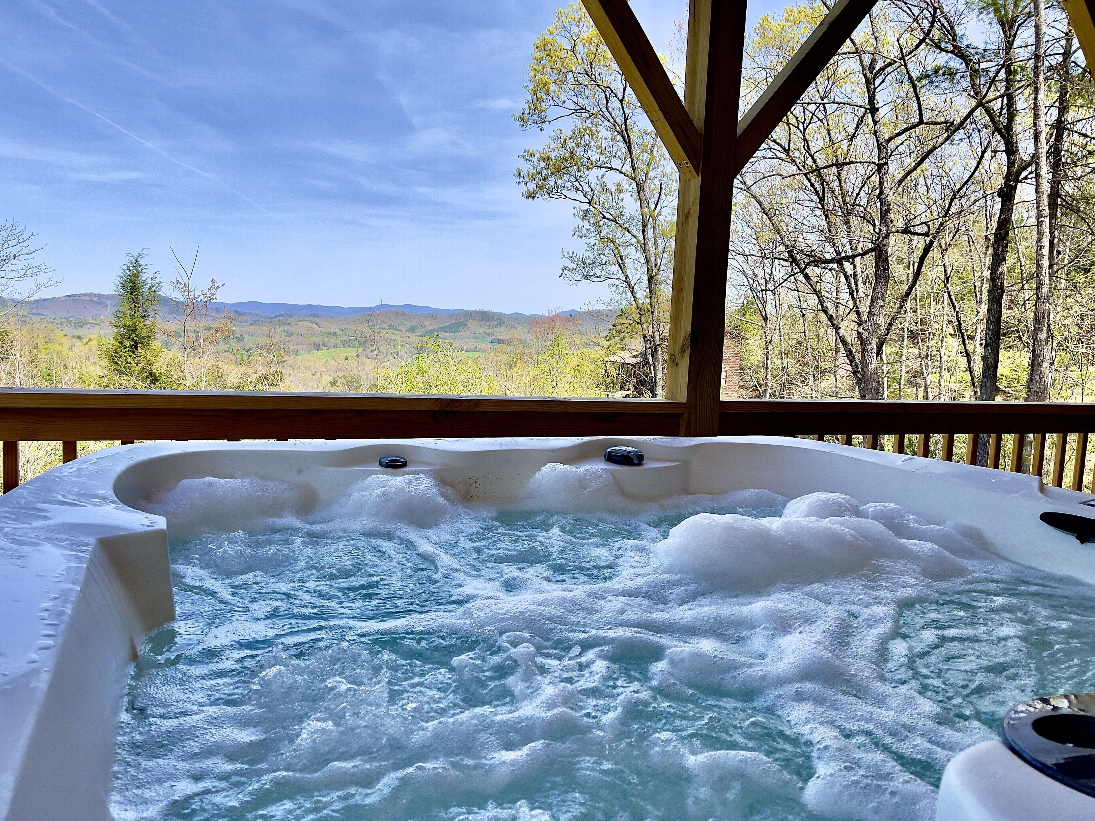 BRAND NEW w/ hot tub, fire pit, ping pong & views in NC Mountains!