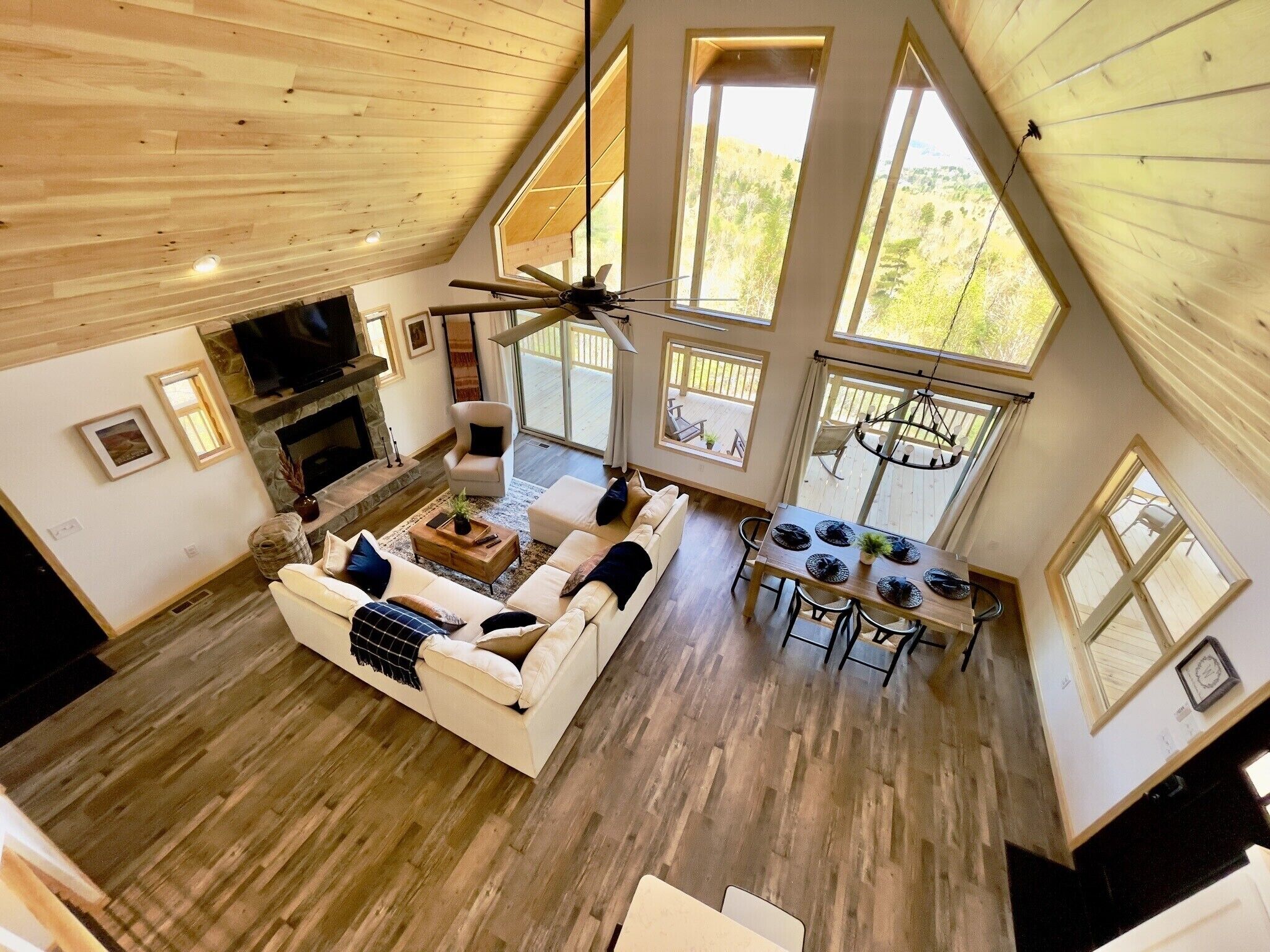 BRAND NEW w/ hot tub, fire pit, ping pong & views in NC Mountains!