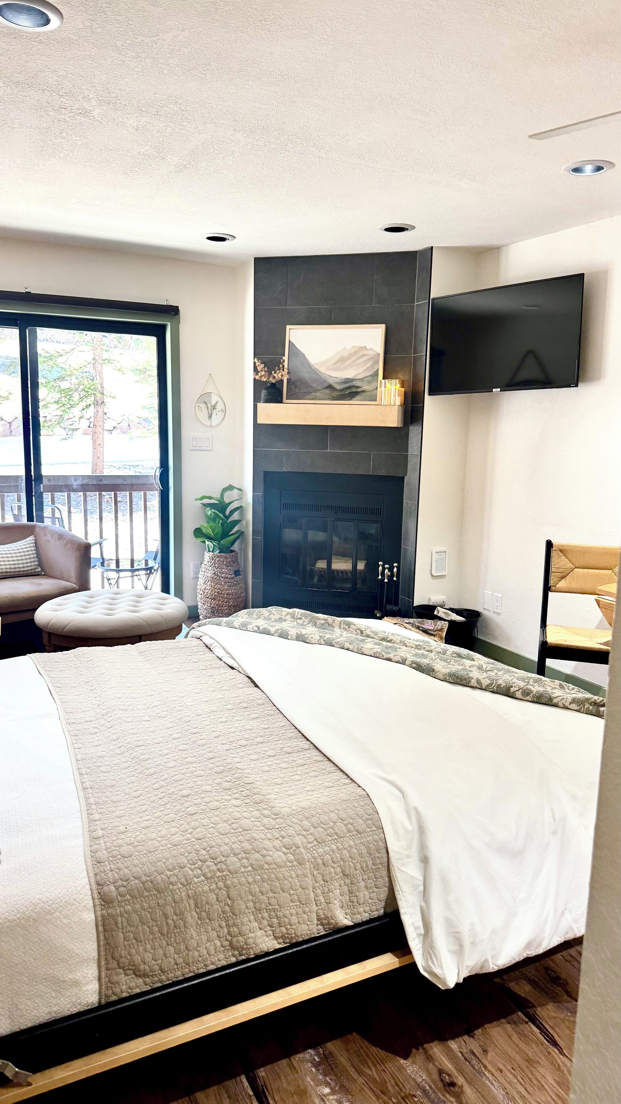 Iron/ironing board, free WiFi, bed sheets