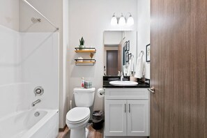 Bañera, secador de pelo y toallas