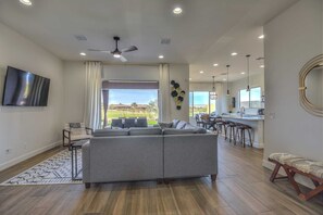 Smart TV, stereo - Spend your vacation in stunning Goodyear, Arizona (Goodyear)