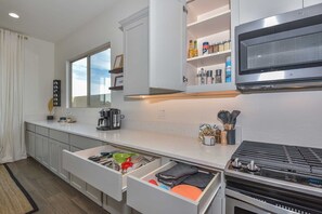 ثلاجة، ميكروويف، فرن، موقد طهي مسطح