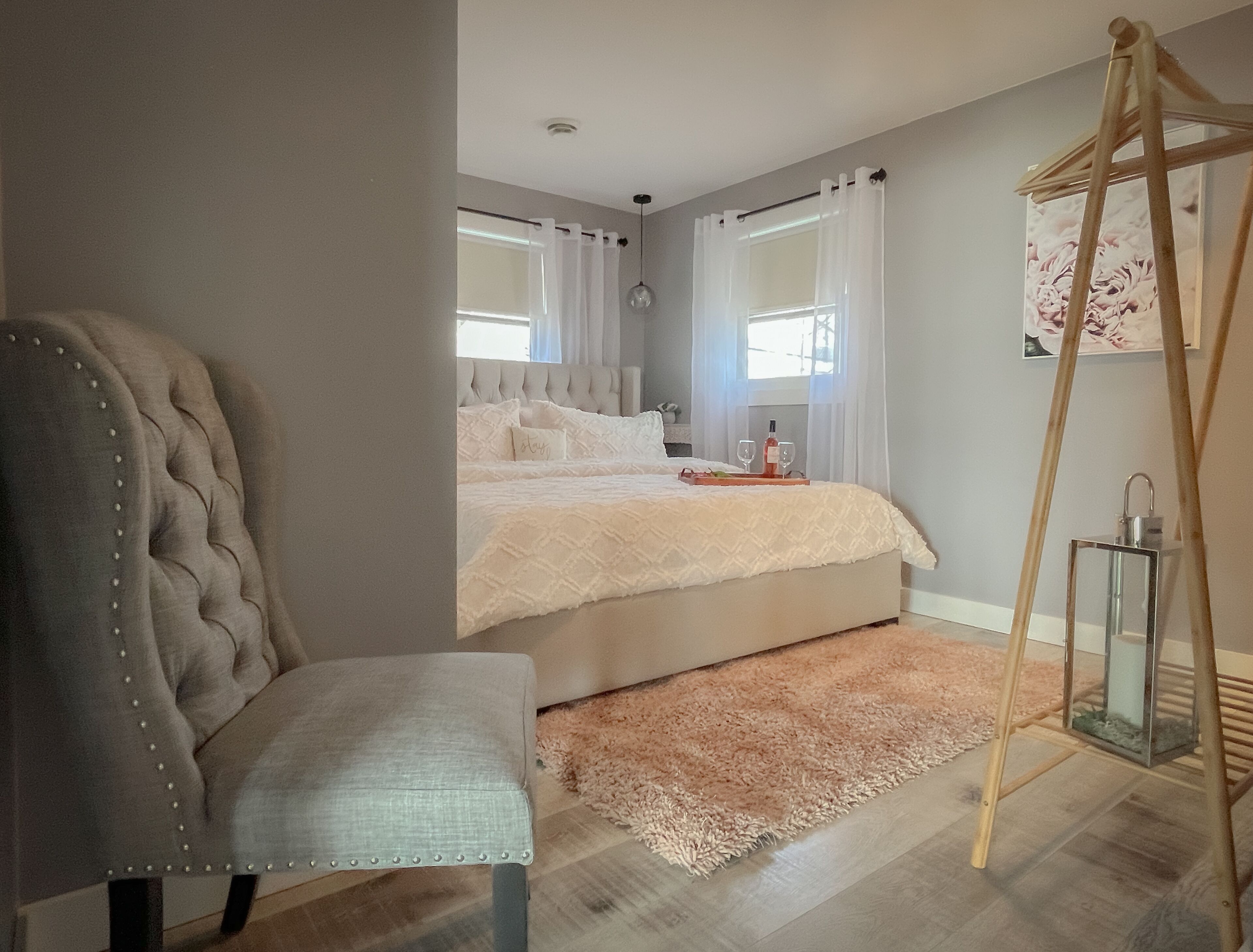 Beautiful Cottage on Lake Erie , Five minute walk to Point Pelee National Park!.