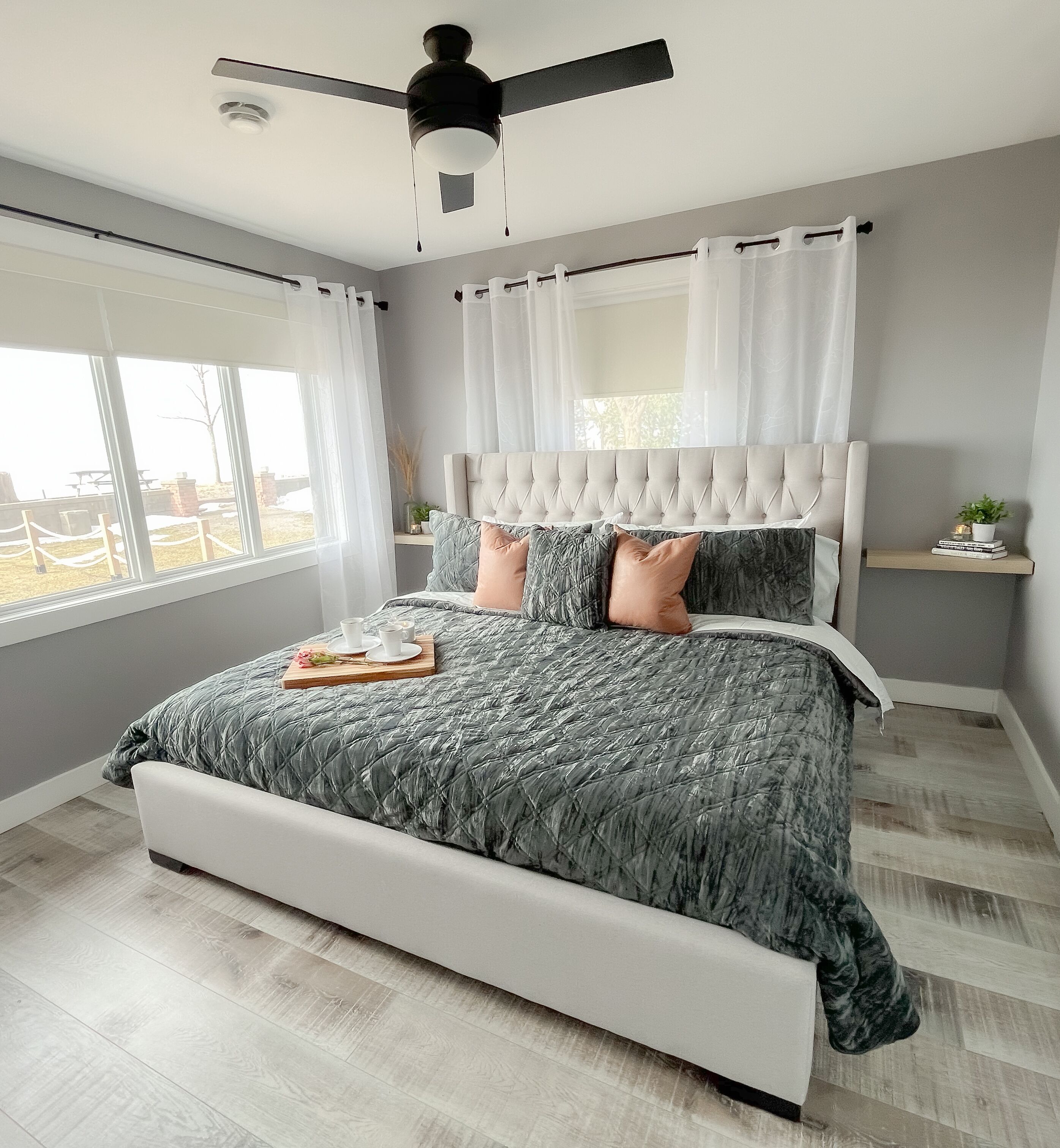 Beautiful Cottage on Lake Erie , Five minute walk to Point Pelee National Park!.