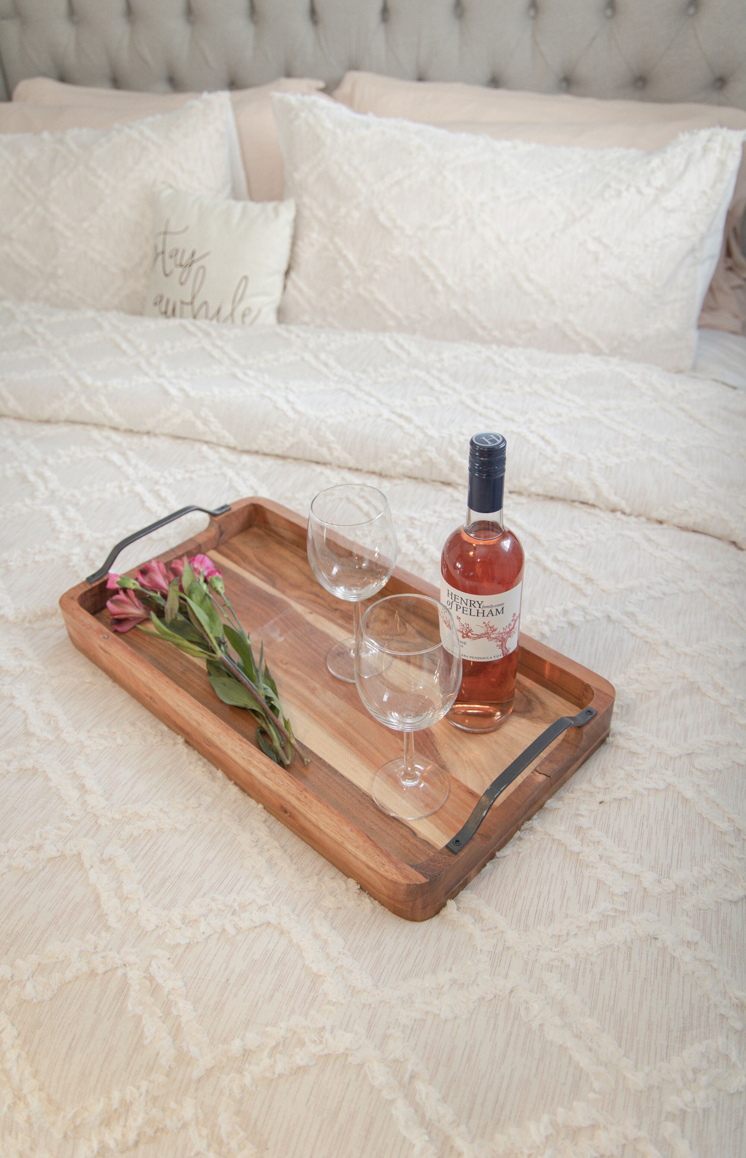 Beautiful Cottage on Lake Erie , Five minute walk to Point Pelee National Park!.