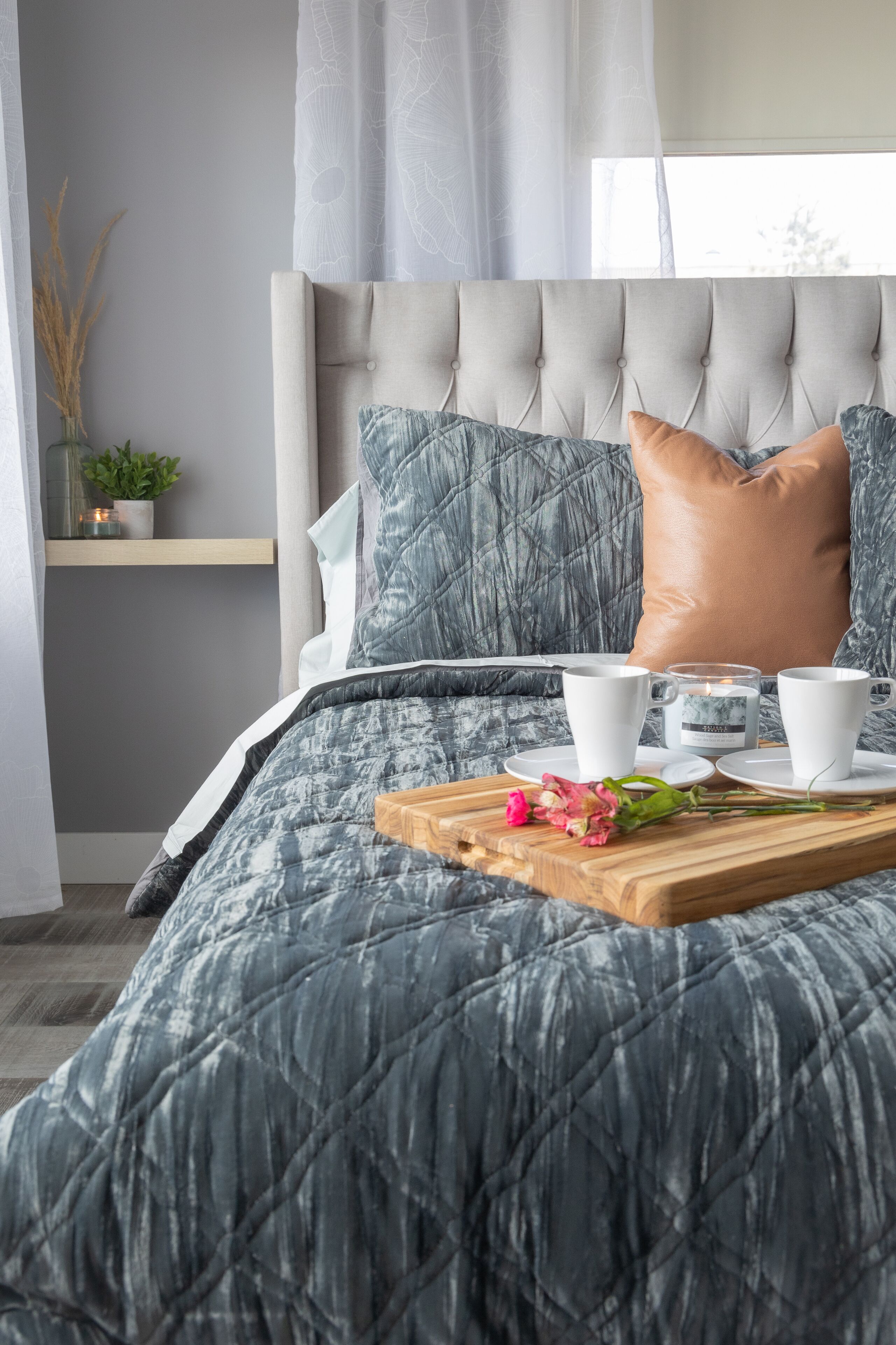 Beautiful Cottage on Lake Erie , Five minute walk to Point Pelee National Park!.