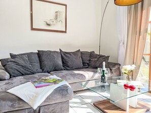 Télévision, cheminée, baby-foot