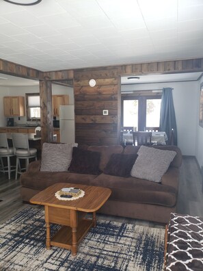 Televisor intel·ligent i futbolí 