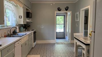 Køleskab, mikrobølgeovn, ovn, kogeplade