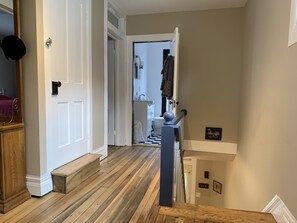 3 makuuhuonetta, työpöytä, silitysrauta/-lauta, vauvan matkasänky