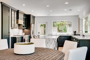 冷蔵庫、電子レンジ、オーブン、コンロ