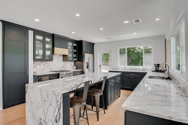 冷蔵庫、電子レンジ、オーブン、コンロ