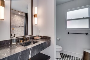 Combined shower/bathtub, hair dryer, towels, soap