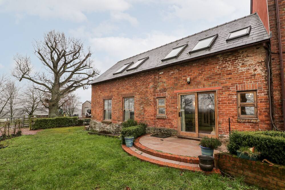 THE GRANARY, pet friendly, with a garden in Monmouth