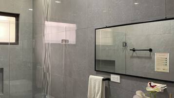 Douche, serviettes fournies, savon, papier toilette
